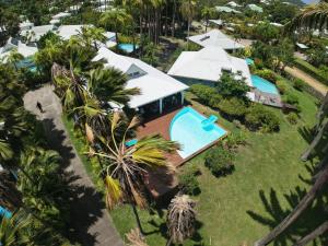 une vue aérienne d'un complexe hôtelier avec piscine dans l'établissement Villa Dali, Résidence Aquarelle, Sainte Rose, à Sainte-Rose