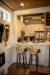 une cuisine avec un comptoir et deux tabourets de bar dans l'établissement Mt Fether - Tiny Home - Mins to DeSoto, Brow Park, à Mentone