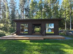 Κήπος έξω από το Villa Mustalahti
