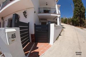 ベナハラフェにあるApartamentos Rurales Santosの白い家