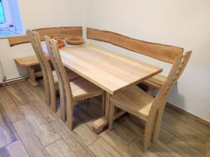 una mesa de madera con 2 sillas y un bol en ella en Počitniška Hiša Pr Martinovih, en Postojna 16 fotos más