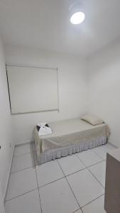 a white room with a bed and a white floor at Apt conforto e aconchegante prox a Novafapi e ao Shopping Carnauba in Teresina