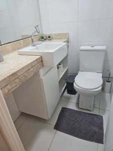 a bathroom with a white toilet and a sink at Apt conforto e aconchegante prox a Novafapi e ao Shopping Carnauba in Teresina