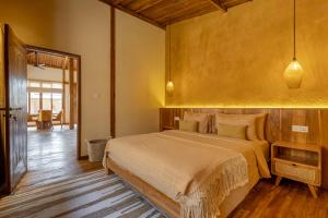 Un dormitorio con una cama grande en una habitación. en Villa Summer - Seasons, en Uluwatu