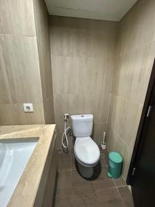 JatiraranganLovely Studio Unit in Orange County的带马桶和浴缸的浴室 更多1张照片