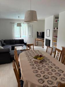 TV a/nebo společenská místnost v ubytování Maison charmante avec piscine et jardin à Robiac-Rochessadoule