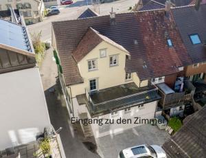 una vista aérea de una casa blanca con techo en CasaMia Flawil, en Flawil