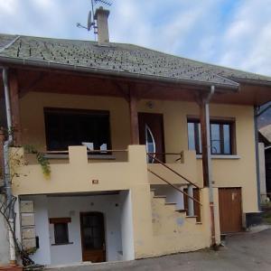 una casa con una escalera al frente en Au pied des stations, en Sainte-Marie-de-Cuines