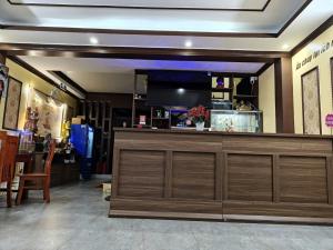 a bar in a restaurant with a large wooden counter at Đức Anh Hotel Ninh Binh in Ða Gia +36 photos