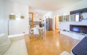 Η κουζίνα ή μικρή κουζίνα στο 2 Bedroom Amazing Home In Trabia