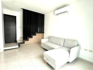 夸察夸尔科斯Casa MODERNA MALECON PLAYA的带沙发和椅子的客厅