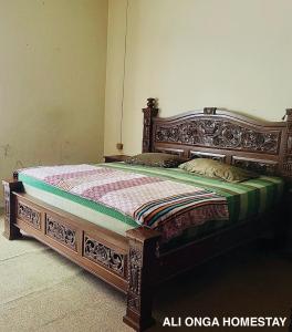 En eller flere senge i et værelse på Ali Onga Homestay di Kota Batusangkar