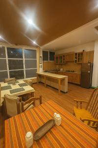 Η κουζίνα ή μικρή κουζίνα στο Nathia Lodge - Mountain View Hotel Nathia Gali