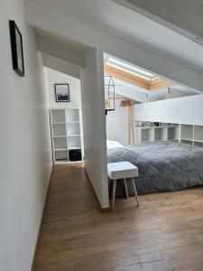 a bedroom with a bunk bed and a couch at L'Aire des montagnes in Bolquere Pyrenees 2000