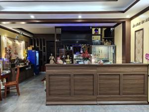 a bar in a restaurant with a counter at Đức Anh Hotel Ninh Binh in Ða Gia