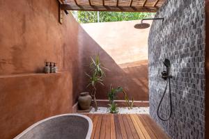 un baño con ducha y bañera en Villa Autumn - Seasons, en Uluwatu 37 fotos más