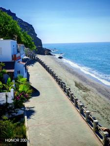 un sentiero che conduce alla spiaggia vicino all'oceano di Cala Vemar Mediterranean Beach House a Haza del Trigo
