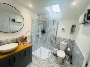 une salle de bain avec douche, lavabo et toilettes dans l'établissement 200 yr old Barn Conversion ,Near Carlisle, the Borders and the North Pennines in peaceful village location, à Castle Carrock 11 autres photos