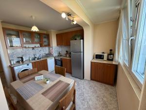 Кухня или мини-кухня в Apartment Durvenitza
