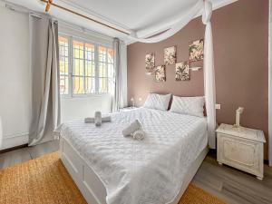 Postel nebo postele na pokoji v ubytování Appartement Charmant à Bormes-les-Mimosas Village