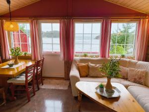 a living room with a couch and a table at Retreat Øklandsnes in Tjernagel