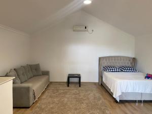 ポティにあるHomeのベッドとソファのあるリビングルーム