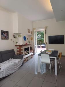 a living room with a couch and a table and a tv at Casa vacanza Dodó in Agropoli