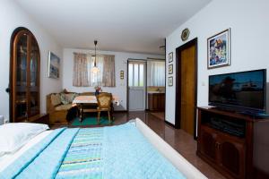 ein Schlafzimmer mit einem großen Bett und ein Wohnzimmer in der Unterkunft Apartment Dolores in Opatija