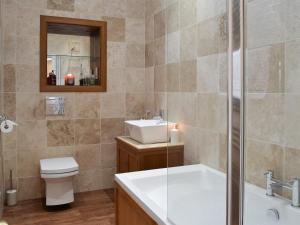 un bagno con lavandino, WC e doccia di Park Farm Cottage a Folkton Altre 9 foto