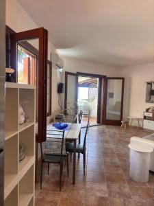 タナウネッラにあるVista Mare Houseのテーブルと椅子のあるキッチンとダイニングルーム
