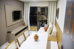 a living room with a white table and chairs at Sensacional flat no Mardisa Design in Tambaú