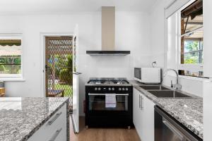 Kuchyň nebo kuchyňský kout v ubytování COZY 3BR home near Adelaide CBD