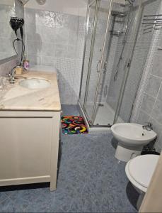 Casa Arcobaleno - giardino e parcheggio gratuito في لا سبيتسيا: حمام مع دش ومغسلة ومرحاض +38 صورة