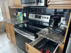 Nhà bếp/bếp nhỏ tại Lovely 1 bedroom Condo Downtown Mississauga Square One