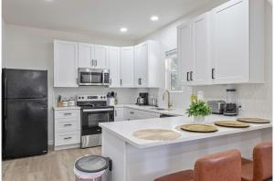 Kuchyň nebo kuchyňský kout v ubytování Glorius Amazing 2BR1BA Stay Near Lively Downtown