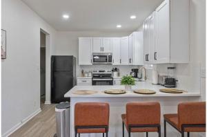 Kuchyň nebo kuchyňský kout v ubytování Glorius Amazing 2BR1BA Stay Near Lively Downtown + 11 fotografií