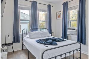 Postel nebo postele na pokoji v ubytování Glorius Amazing 2BR1BA Stay Near Lively Downtown