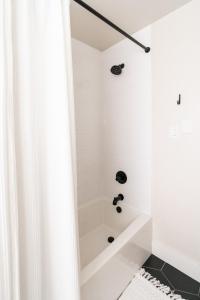 Ένα μπάνιο στο Family Friendly Home by Downtown with 3 Beds