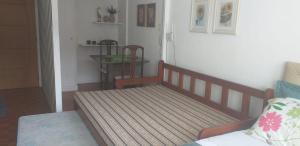 a living room with a bench and a table at Terê Lounge in Teresópolis