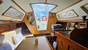 Un barco con una ventana y una mesa dentro. en Lisbon Barco Classic 25 Expo, en Lisboa