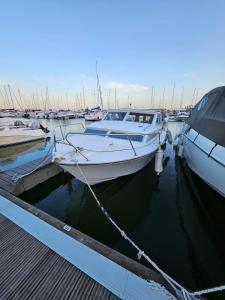 een boot aangemeerd op een dok met andere boten bij Lisboa Barco Corleone in Lissabon