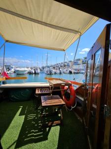een boot met een tafel en stoelen op een jachthaven bij Lisboa Barco Corleone in Lissabon +32 foto's