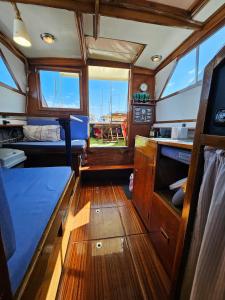 uitzicht op de binnenkant van een boot bij Lisboa Barco Corleone in Lissabon