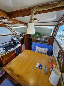 een houten tafel in het midden van een boot bij Lisboa Barco Corleone in Lissabon