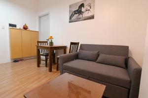 Baksanにある1 Cozy Bedroom Condo Unit-Apple One Banawa Cebuのソファとテーブルのあるリビングルーム +12枚の写真