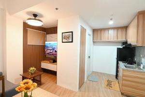 Baksanにある1 Cozy Bedroom Condo Unit-Apple One Banawa Cebuのアパートメント内のキッチン、リビングルーム