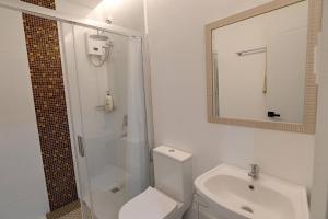 Baksanにある1 Cozy Bedroom Condo Unit-Apple One Banawa Cebuのトイレ、シャワー、洗面台を備えたバスルーム