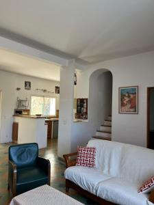 Kuchyň nebo kuchyňský kout v ubytování La Boissetane, maison provençale avec piscine et jardin, au pied du Luberon