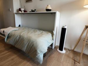 a bedroom with a bed with a headboard and a lamp at Studio Sol Y Mar Westende in Westende Bad