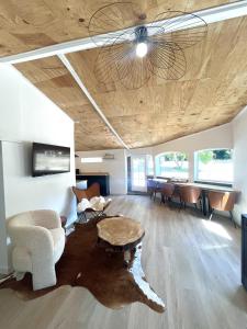 Posezení v ubytování C'est une maison bleue adossée à la forêt - avec longue durée possible
